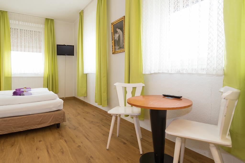 Hotel Moosbichl Мюнхен Екстер'єр фото